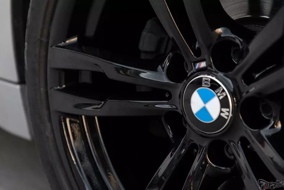 BMW 4 GC. Оклейка оконных молдингов и крыши в черный глянец. Окрас накладок зеркал и дисков в черный глянец!